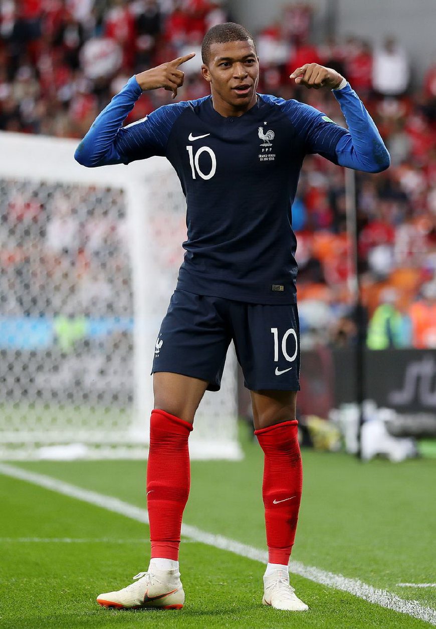 曼晚：曼联决定让莱昂先在青训梯队效力，以适应英格兰足球（曼晚：为适应英格兰足坛，曼联将安排莱昂先随青训队磨炼）