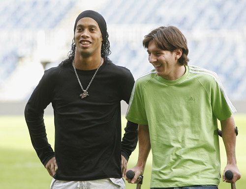 胡尔克完成职业生涯500球里程碑，球迷打出巨型TIFO致敬（胡尔克生涯500球达成，球迷巨幅TIFO致敬）