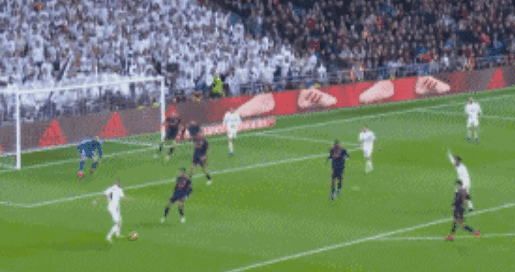 莱奥头发被拽找阿切尔比理论，后者：敢再指我就掰断你手指头（莱奥头发遭扯上前质问阿切尔比，对方威胁：再指我就掰断你手指）