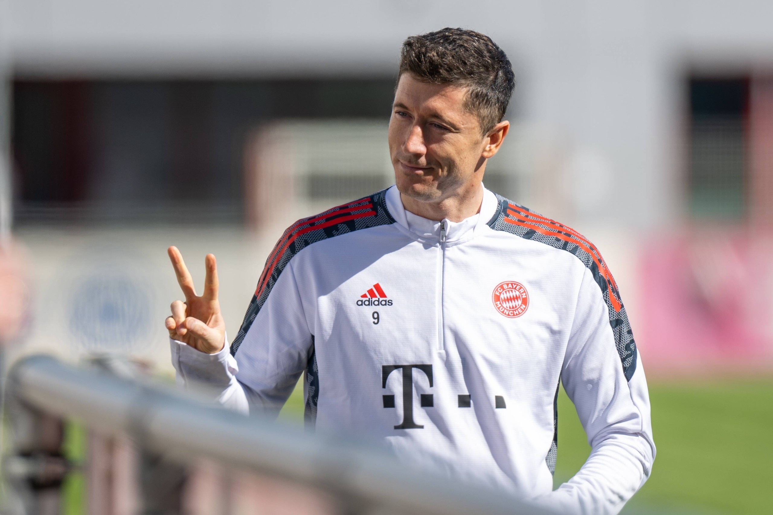 达成尤文生涯200场里程碑，洛卡特利获赠纪念球衣（洛卡特利迎尤文生涯第200场，获赠纪念球衣）