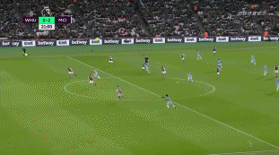 贝蒂斯进球后安东尼在包厢内庆祝，遭塞维球迷辱骂、扔杂物（贝蒂斯破门后，安东尼包厢内庆祝遭塞维球迷辱骂并遭杂物投掷）