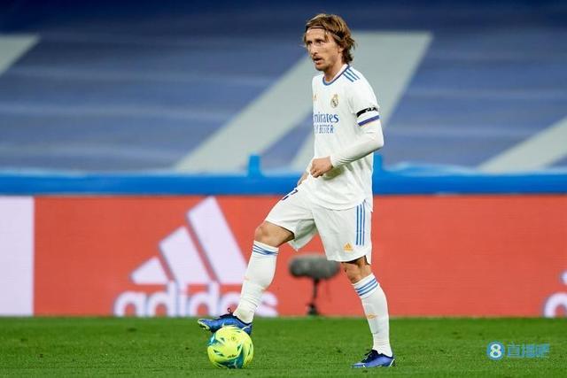 足球欧冠豪门锁定小组第一提前晋级（欧冠豪门稳居小组头名前提前出线）