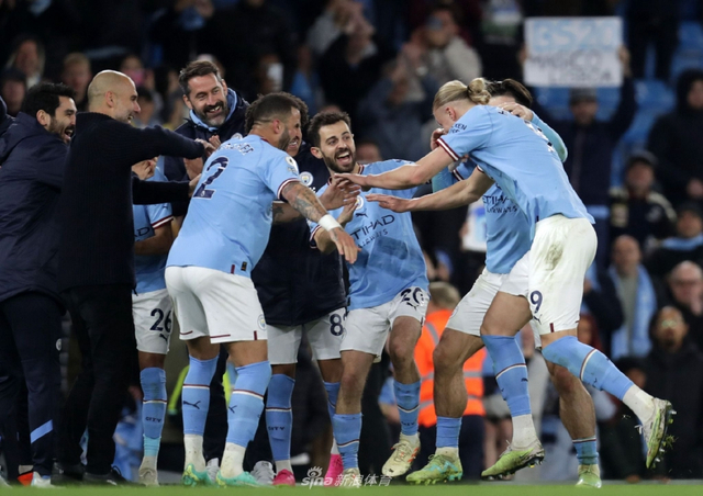 转会市场风云再起！萨拉赫或赴沙特联赛，拜仁豪门相中英格兰新星（足坛转会再起波澜：萨拉赫或转战沙特联，拜仁看上英格兰新星）